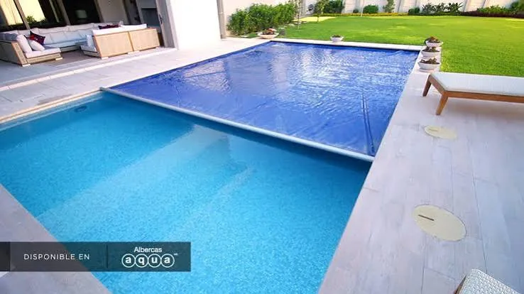 Detalle de una lámina térmica flotante